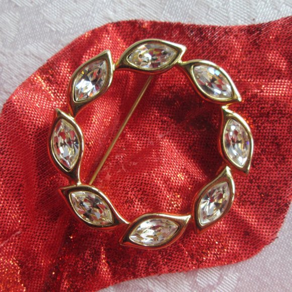 ๐ MONET GOLD ROUND SWARVORSKI CRYSTAL LEAF BROOCH โ VINTAGE ๐ - Picture 6 of 13